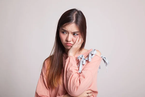 Mooie jonge Aziatische vrouw vervelen. — Stockfoto