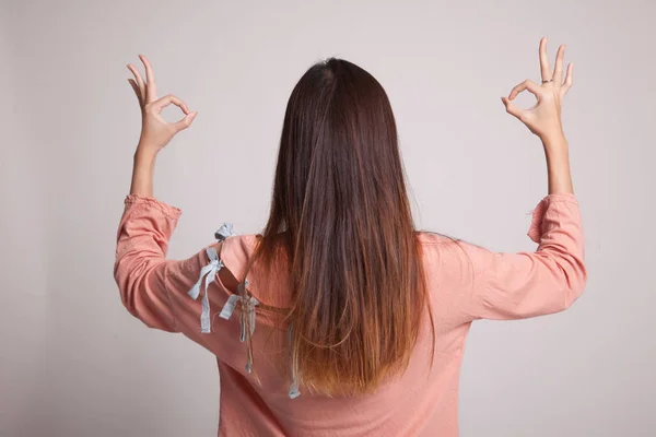 Vista posterior de la mujer asiática muestran doble signo de mano OK . — Foto de Stock