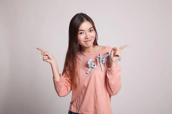 Jonge Aziatische vrouw punt naar links en rechts. — Stockfoto