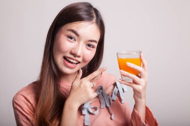 Portakal suyu noktasına genç Asyalı kadın.
