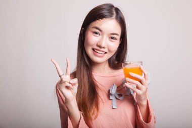 Genç Asyalı kadın Haritayı zafer işareti içki portakal suyu.