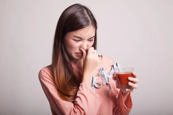 Joven mujer asiática odia el jugo de tomate . — Foto de Stock