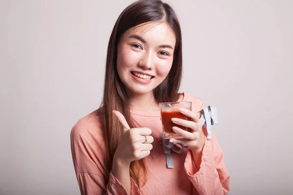 Fiatal ázsiai nő remek paradicsomlé. — Stock Fotó