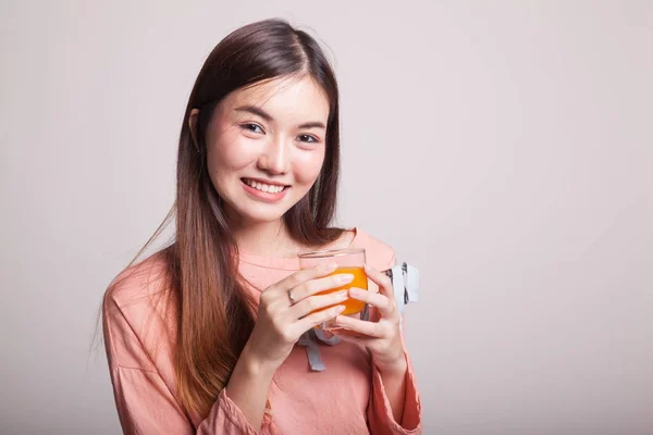 Joven mujer asiática beber jugo de naranja . —  Fotos de Stock