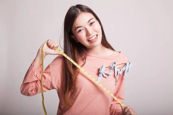 Jonge Aziatische vrouw met meetlint. — Stockfoto