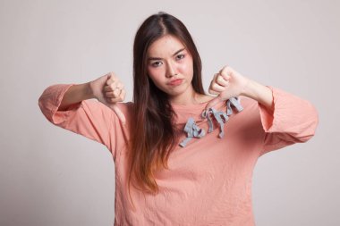 Mutsuz Asyalı kız göster: başparmak aşağı her iki el ile.