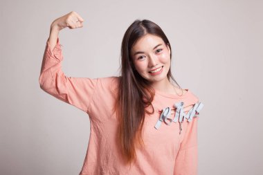 Güzel genç Asyalı kadın flex pazı.