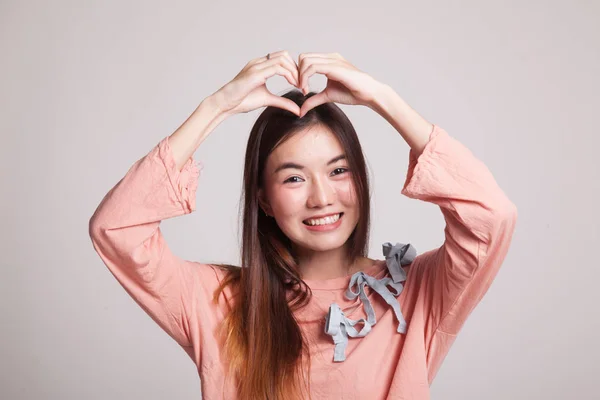 Jonge Aziatische vrouw gebaren hart hand teken. — Stockfoto