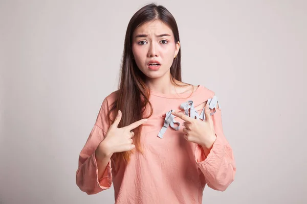 Jonge Aziatische vrouw punt zichzelf vragen waarom mij. — Stockfoto