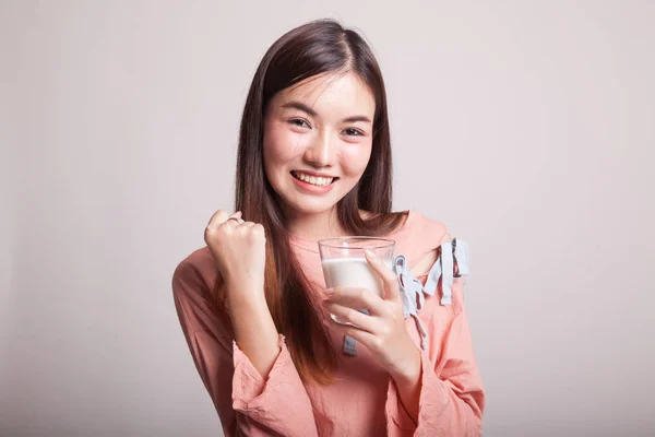 Egészséges ázsiai nő, egy pohár tej. — Stock Fotó