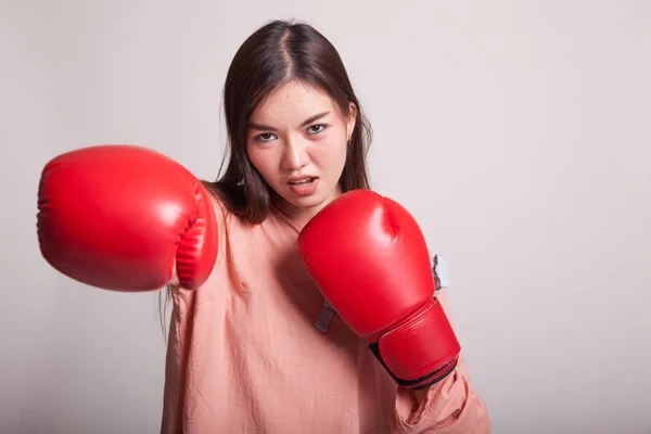 Joven mujer asiática con guantes de boxeo rojos . — Foto de Stock