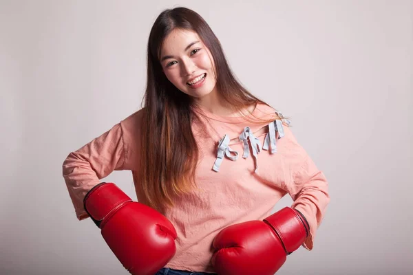 Genç Asyalı kadın kırmızı boks eldivenli. — Stok fotoğraf