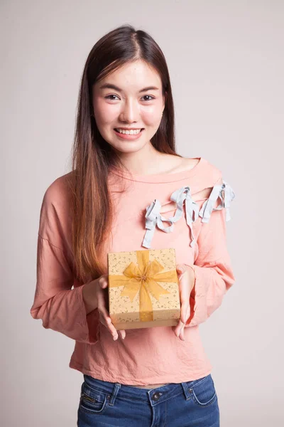 Mujer asiática joven con una caja de regalo . —  Fotos de Stock