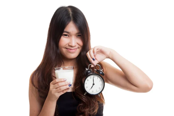 Saludable mujer asiática bebiendo vaso de leche celebrar reloj . — Foto de Stock