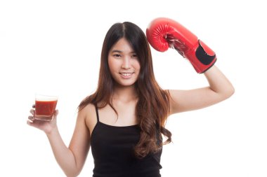 Domates suyu ve Boks eldiveni ile genç Asyalı kadın.