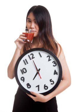 Domates suyu ve saat ile genç Asyalı kadın.