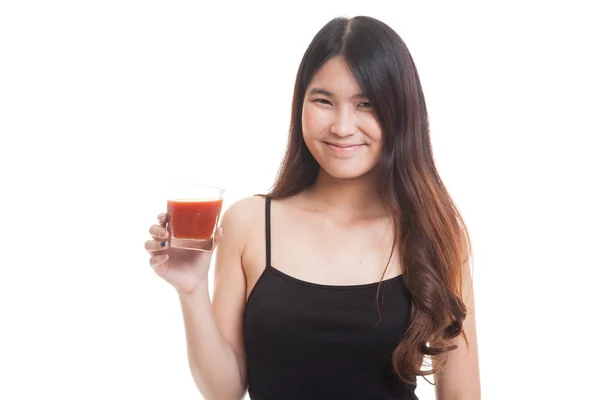 Jonge Aziatische vrouw drankje tomatensap. — Stockfoto