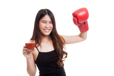 Domates suyu ve Boks eldiveni ile genç Asyalı kadın.