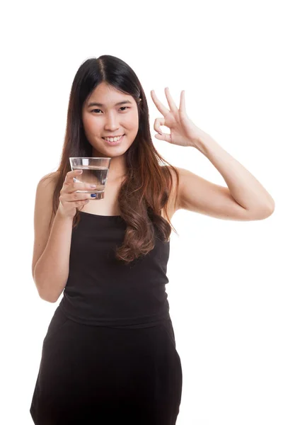 Młoda kobieta Azji Pokaż Ok ze szklanką wody pitnej. — Zdjęcie stockowe
