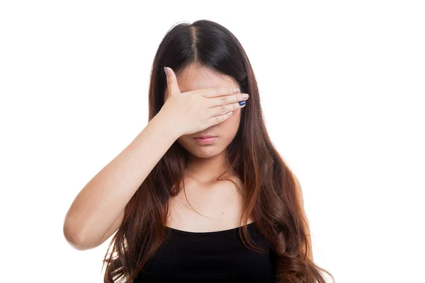 Junge asiatische Frau schließt ihre Augen mit der Hand. — Stockfoto