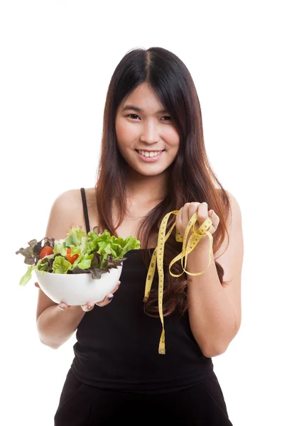 Mujer asiática saludable con cinta métrica y ensalada . — Foto de Stock