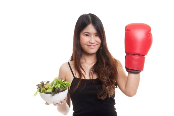 Jonge Aziatische vrouw met bokshandschoen en salade. — Stockfoto