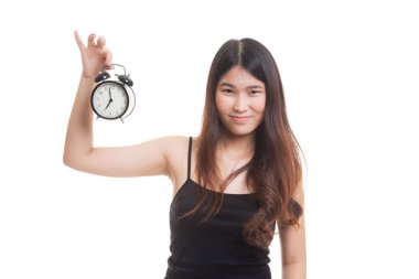 Saati olan genç Asyalı kadın..