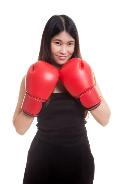 年轻的亚洲女人，戴着红色拳击手套. — 图库照片