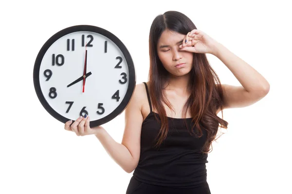 Sonolento jovem mulher asiática com um relógio de manhã . — Fotografia de Stock