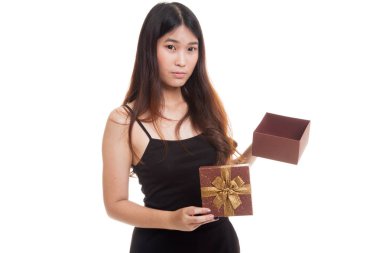 Genç Asyalı kadın açık bir altın hediye kutusu.