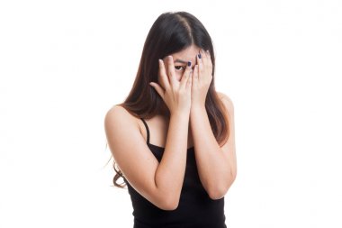 Güzel genç Asyalı kadın parmaklarının arasından dikizliyor..