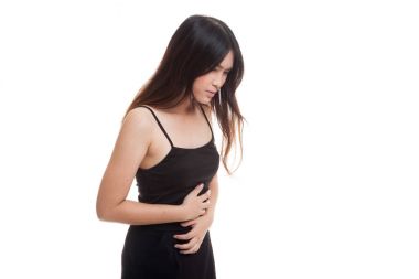 Genç Asyalı kadın mide ağrısı var.
