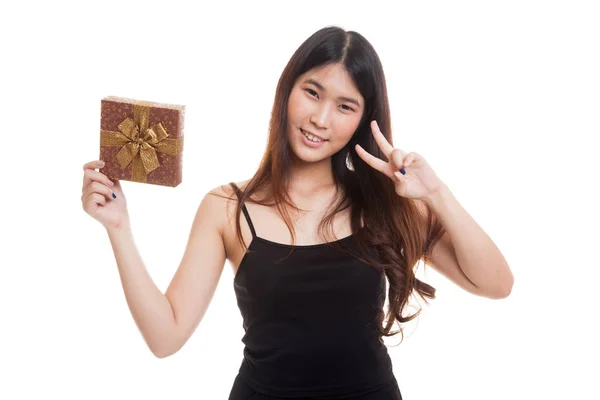 Femme asiatique montrent signe de victoire avec une boîte-cadeau . — Photo