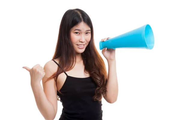 Mooie jonge Aziatische vrouw duimen opdagen kondigen met megapho — Stockfoto