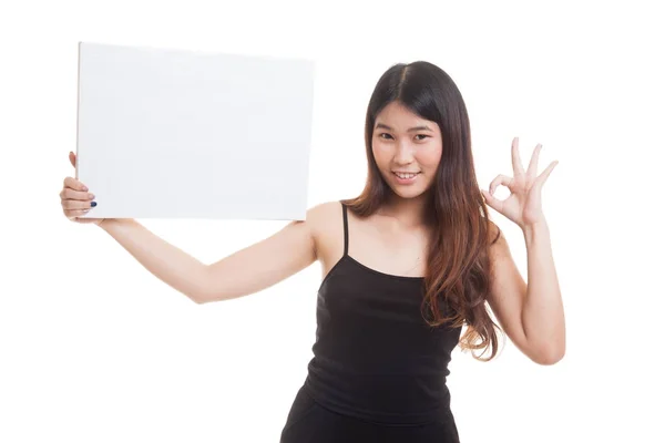 Jonge Aziatische vrouw show Ok met witte leeg bord. — Stockfoto