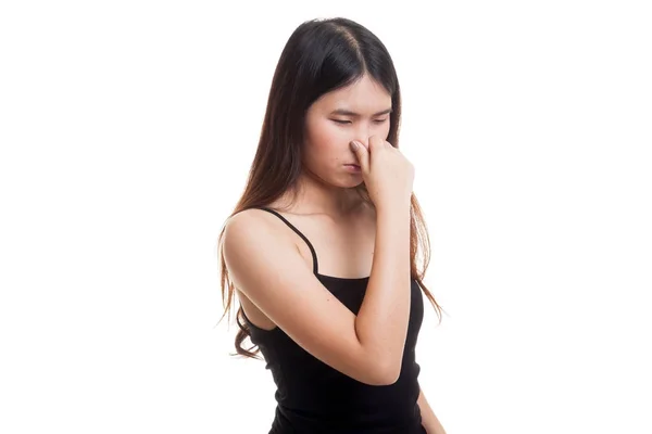 Jonge Aziatische vrouw met haar neus vanwege een slechte geur. — Stockfoto