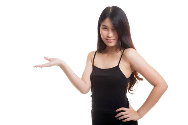 Ung asiatisk kvinna närvarande med hennes hand. — Stockfoto