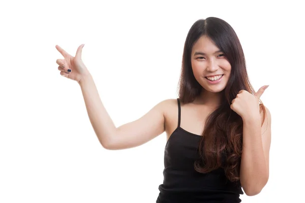 Jovem mulher asiática apontar e polegares para cima . — Fotografia de Stock
