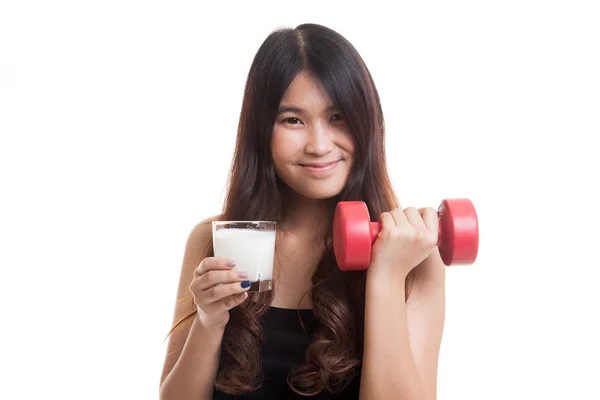 Saludable mujer asiática bebiendo un vaso de leche y mancuerna . — Foto de Stock