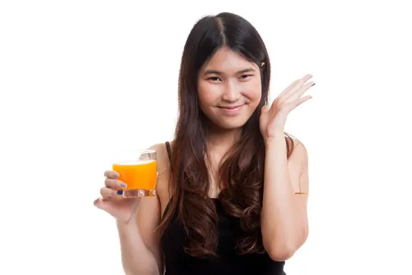 Jovem mulher asiática feliz beber suco de laranja . — Fotografia de Stock