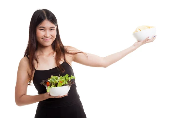 Mladá asijská žena s hranolkami a salátem. — Stock fotografie