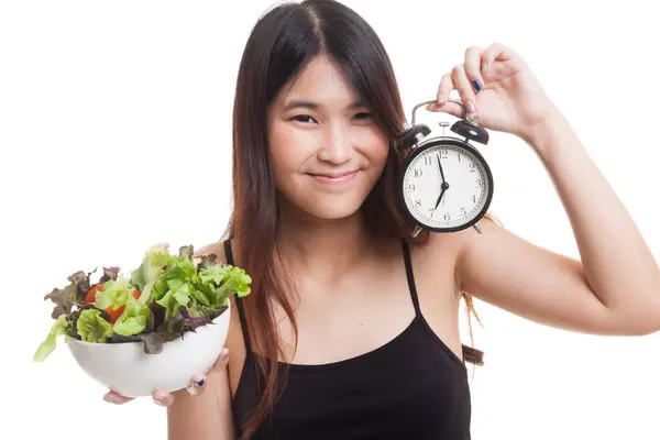 Νεαρή γυναίκα της Ασίας με ρολόι και σαλάτα. — Φωτογραφία Αρχείου