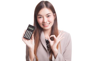 Asyalı kadın göster Tamam hesap makinesi ile.