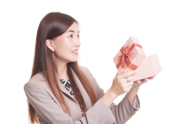 Genç Asyalı kadın açık bir hediye kutusu.