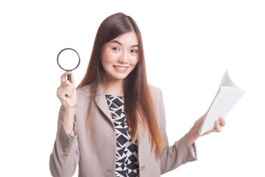 Bir kitap ve Büyüteç ile Asyalı kadın.