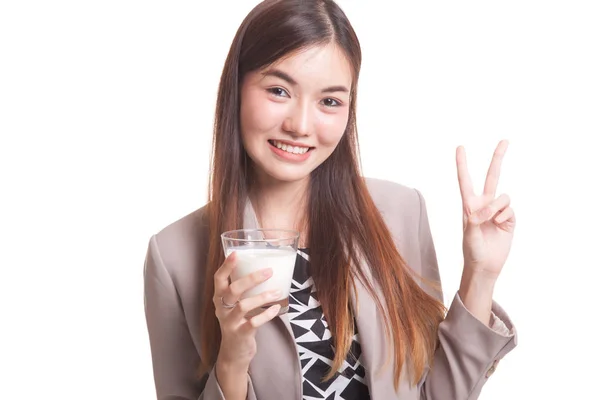 Mulher asiática saudável bebendo um copo de leite mostrar sinal de vitória . — Fotografia de Stock