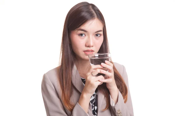 Junge asiatische Frau mit einem Glas Trinkwasser. — Stockfoto