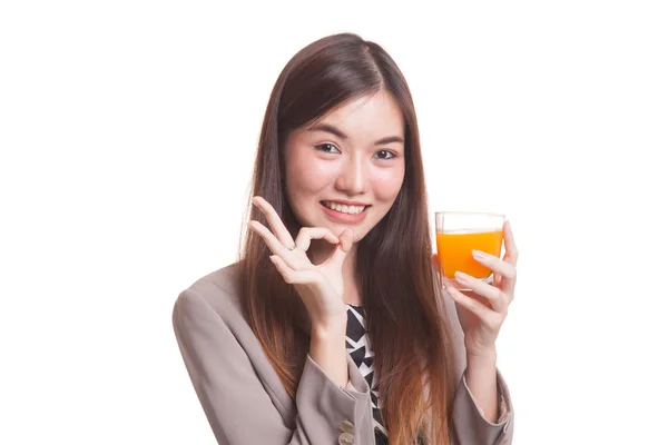 Mladá asijská žena Ukázat Ok pít pomerančový džus. — Stock fotografie