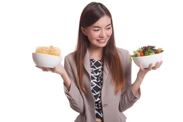 年轻的亚裔女子和薯条和沙拉. — 图库照片