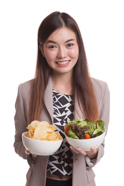 Jonge Aziatische vrouw met aardappel frites en salade. — Stockfoto